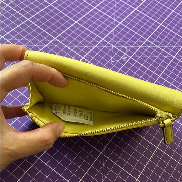 Fossil Cream Minimalist Wallet Structured Design. - Picture 9 of 15